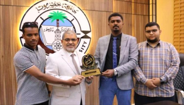 منتدى الطالب المهري بحضرموت يكرم رئيس جامعة حضرموت
