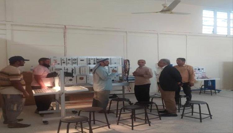 مدير عام مكتب التعليم الفني يتفقد مختبر الطاقة البديلة في المعهد التقني الصناعي المعلا
