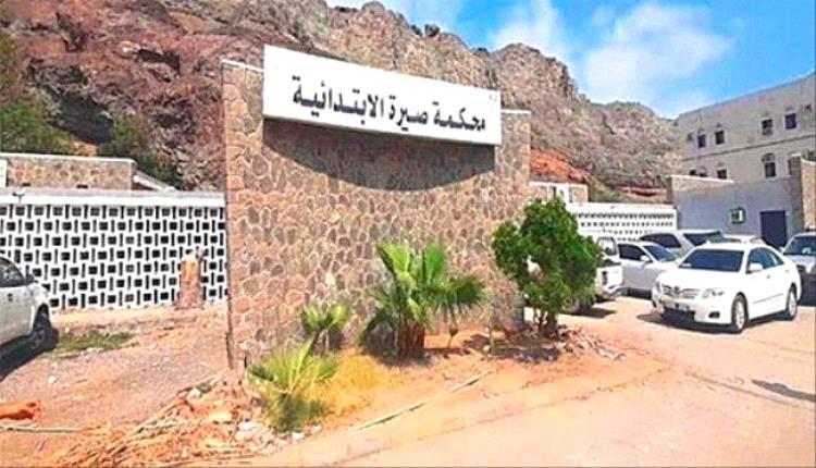 عدن.. محاكمة زوج متهم بقتل زوجته ودفنها كوفاة طبيعية..