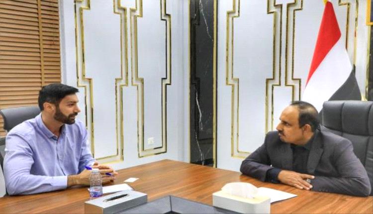 محافظ حضرموت يلتقي نائب المدير القطري لمنظمة كير لمناقشة برامج التنمية المحلية