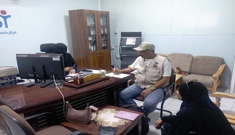 خبير الاقتصاد الرقمي بمنظمة طفل الحرب و مديرة مشروع تمكين النساء و الفتيات يزورون مركز تدريب الطلاب بجامعة حضرموت 