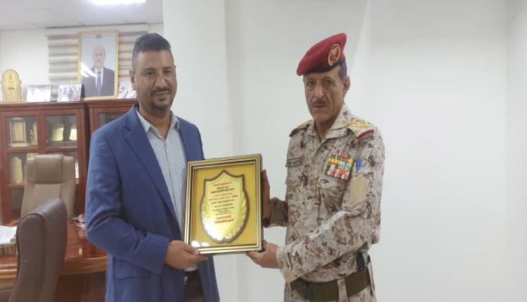 نائب رئيس هيئة الأركان يكرّم مدير المؤسسة العامة للأثاث والتجهيزا..