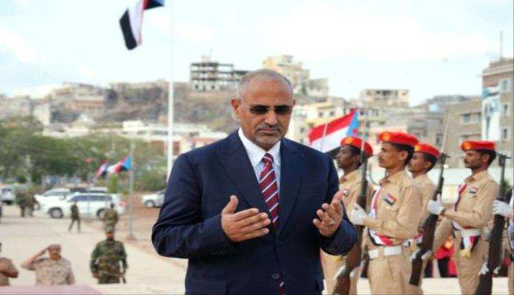 الرئيس الزُبيدي يضع إكليلًا من الزهور على النصب التذكاري بالتواهي