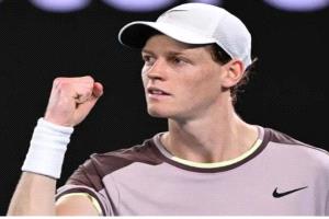 سينر يهزم ألكاراز ويحتفظ بلقب البطولة الختامية لموسم تنس الرجال