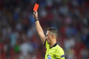 حالة طرد تثير جدلاً في الدوري الإنجليزي