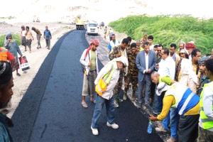 محافظ أبين يدشن أعمال سفلتة طريق الحصن سد حسان
