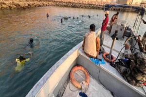 خفر السواحل بحضرموت تنظم دورة متقدمة في الغوص والإنقاذ البحري
