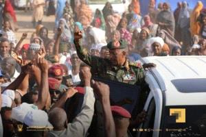 البرهان يجري زيارة ميدانية بمراكز الإيواء لنازحي الفاشر بمدينة الدبة