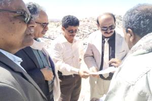 فريق حكومي ينفذ نزولًا ميدانيًا لرفع مخلفات البناء في مدينة عتق
