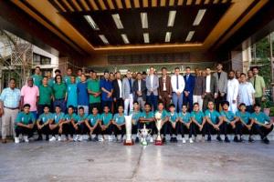 لملس يستقبل فريق وحدة عدن ويهنئ اللاعبين بلقب الدوري