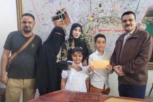 مدير عام المنصورة يكرم الطالب رشيد أحمد بعد فوزه بالأغنية الوطنية
