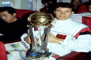 انجازات "ماركو فان باستن" الاعب الهولندي الكبير الذي دمرته الإصابات 