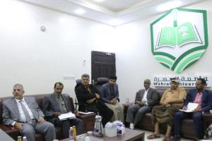 فريق التوجيه يزور جامعة المهرة للاطلاع على نشاطها الأكاديمي