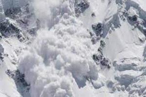 مصرع تسعة أشخاص بعواصف عنيفة وانهيار ثلجي في جبال الهيمالايا