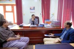 محافظ شبوة يتابع واقع التعليم ويوجّه بصرف عاجل للرواتب لضمان الانضباط وتجاوز التحديات
