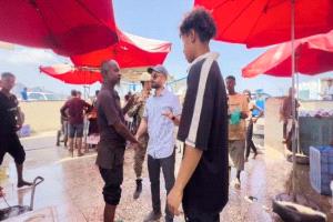 مدير عام صيرة ينفذ نزولًا ميدانيًا لحراج الأسماك لضبط المخالفات
