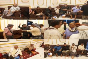 الفريق الركن محمود الصبيحي والمناضل السفير أحمد عبدالله المجيدي يعزّيان مدير مكتب الصحة خالد جابر  وإخوانه في وفاة والده