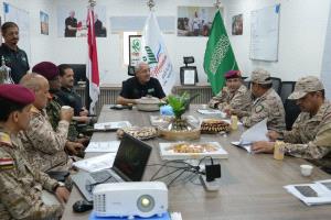 وفد عسكري رفيع يزور مقر مشروع «مسام» في ميدي ويشيد بجهوده الإنسانية في نزع الألغام
