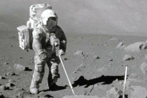 العلماء يفتحون صخرة قمرية قديمة.. فيجدون ما لم يتوقعه أحد!
