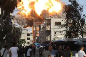 الاحتلال يقصف مباني وسط قطاع غزة