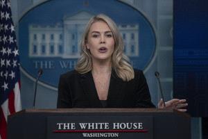 البيت الأبيض يبرر وصف ترامب مراسلة صحفية بـ"الخنزيرة"