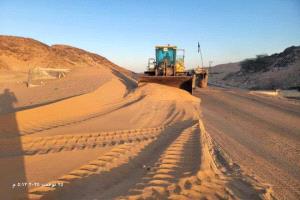 المؤسسة العامة للطرق تواصل إزالة الرمال على طريق عتق – بيحان
