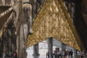 فتاة تثير غضب المصريين بتصرف مسيء داخل المتحف الكبير