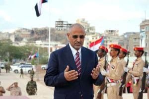 الرئيس الزُبيدي يضع إكليلًا من الزهور على النصب التذكاري بالتواهي