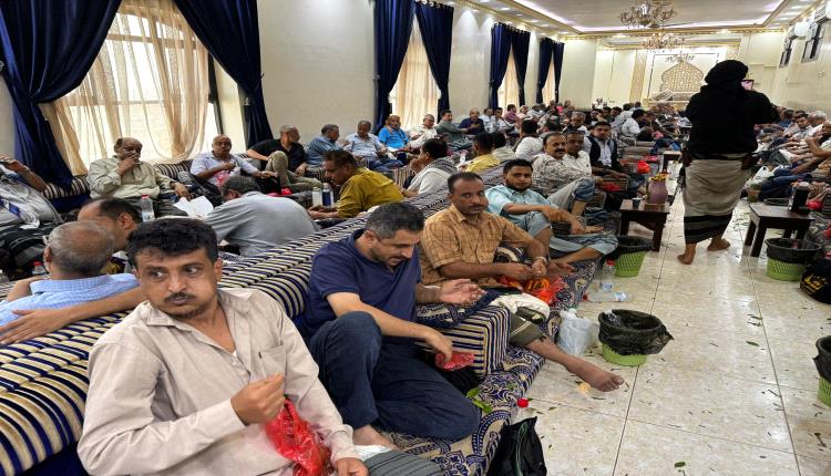 جموع غفيرة تتوافد على مجلس عزاء العميد علي ناصر لقشم في عدن والشعيب
