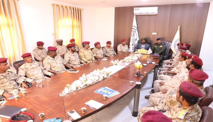 القائد الأعلى لقوات حماية حضرموت يعقد اجتماعًا بقيادة القوات والألوية العسكرية لمناقشة مستجدات الأوضاع وتعزيز الجاهزية