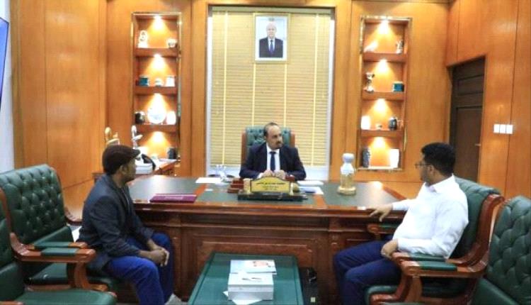 محافظ حضرموت يتسلّم درع شكر من الأندية والاتحادات الرياضية
