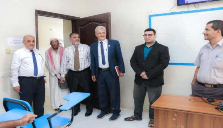 فريق التوجيه والرقابة الرئاسي يطلع على سير عمل جامعة الأوائل في المكلا
