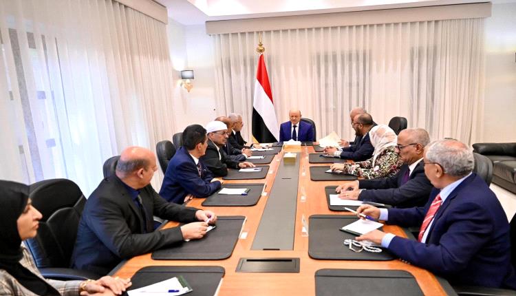 أخيرا.. العليمي يلتقي لوحده بالرياض، بالفريق القانوني المساند لمجلس القيادة الرئاسي برئاسة القاضي حمود الهتار، بدون 