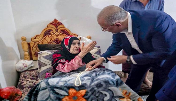 الرئيس عيدروس الزُبيدي يزور  الإنسانية المؤثرة،  الحاجة ندية حسين مثنى الثوير للإطمئنان على صحتها
