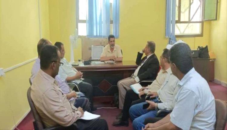 فريق التوجيه والرقابة الرئاسي يطلع على سير عمل مكتب الواجبات بمحافظة لحج
