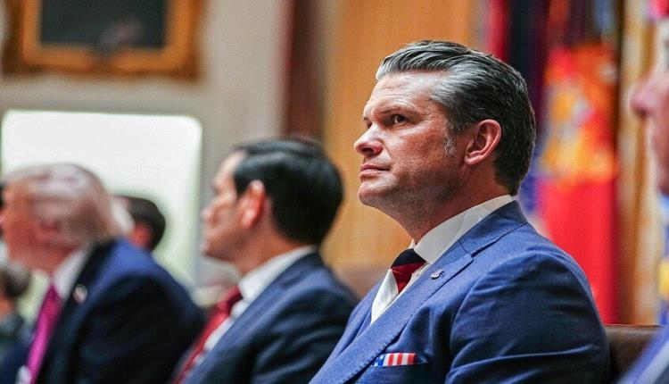 "أمك" تتحول إلى "تريند".. البنتاغون يرد على سؤال حول ربطة عنق هيغسيث بألوان العلم الروسي