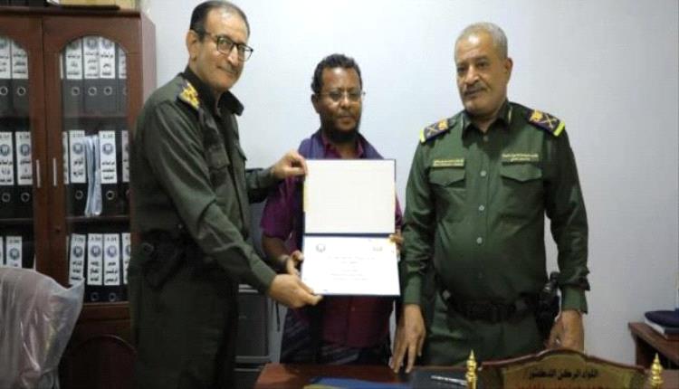 مصلحة الأحوال المدنية تكرم قائد نقطة مصنع الحديد لضبطه وثائق مزورة
