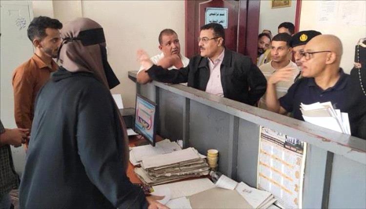 مدير عام المنصورة يشيد بقسم تراخيص المهن ويشدد على تكثيف الرقابة
