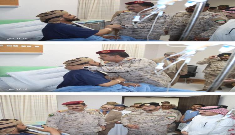 وزير الدفاع يزور العميد رزيق للاطمئنان على صحته ويشيد بأدواره البطولية 