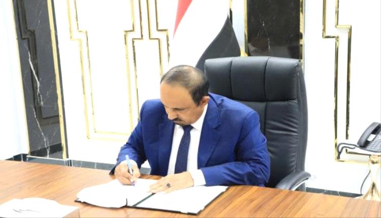 محافظ حضرموت يعمّد مشاريع بنية تحتية جديدة في مديرية تريم
