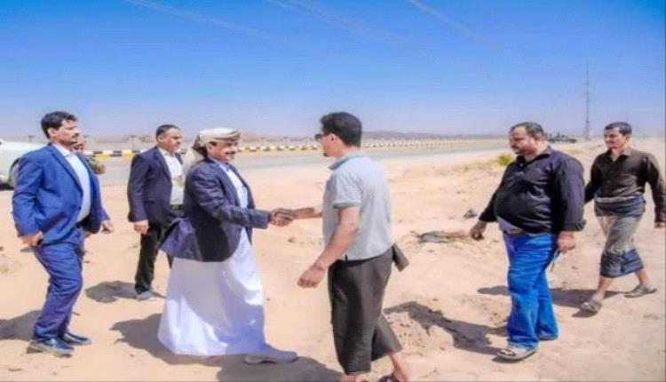 محافظ شبوة يتفقد سير مشروع تأهيل المدخل الغربي لمدينة عتق
