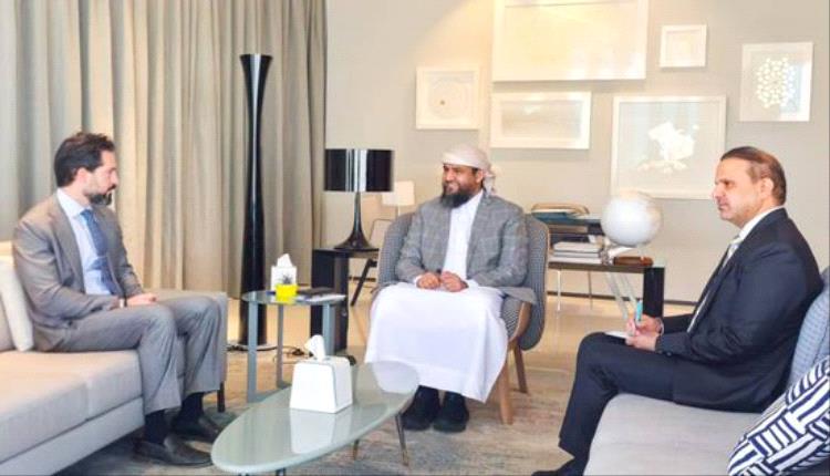 المحرمي والسفير الأمريكي يناقشان سبل الحد من تداعيات الأزمة الإنسانية