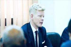 غروندبرغ يبحث في مسقط سبل التوصل لتسوية سياسية في اليمن
