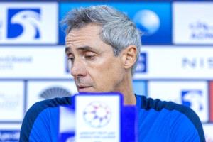 سوزا يحث شباب الأهلي على التركيز أمام الشارقة