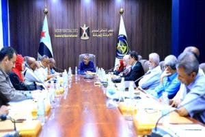 الهيئة الاقتصادية والخدمية تناقش الاتجاهات العامة لرؤية اقتصادية شاملة للجنوب
