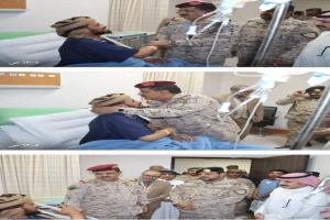 وزير الدفاع يزور العميد رزيق للاطمئنان على صحته ويشيد بأدواره البطولية 