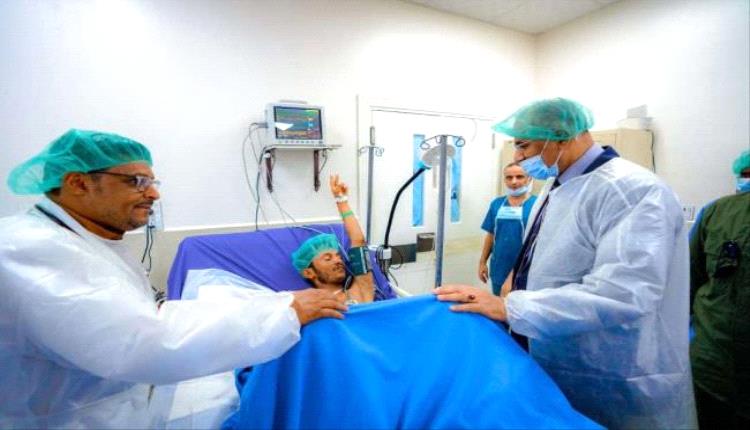الرئيس الزُبيدي يفتتح قسم الرقود ويضع حجر الأساس لأقسام طبية متقدمة بمستشفى عبود العسكري
