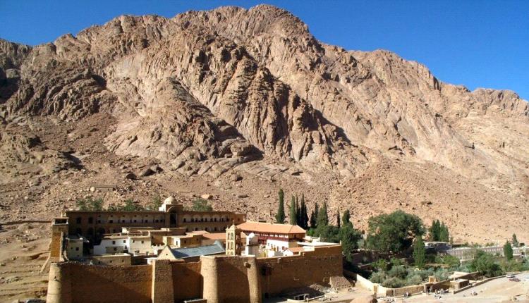 "موسى يتقلب في قبره بسيناء".. هجوم إسرائيلي على مصر