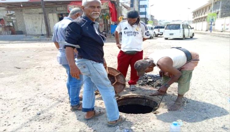 تواصل أعمال إزالة مخلفات السيول وتنظيف مجاري الأمطار في التواهي
