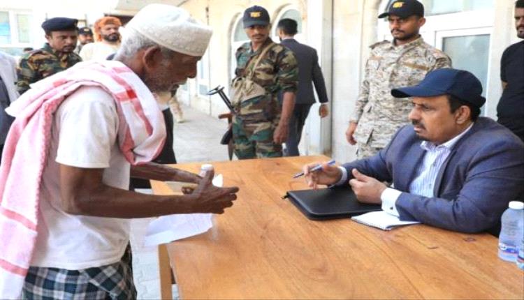 محافظ حضرموت يطلع على احتياجات المواطنين ويوجه بتسهيل متطلباتهم

